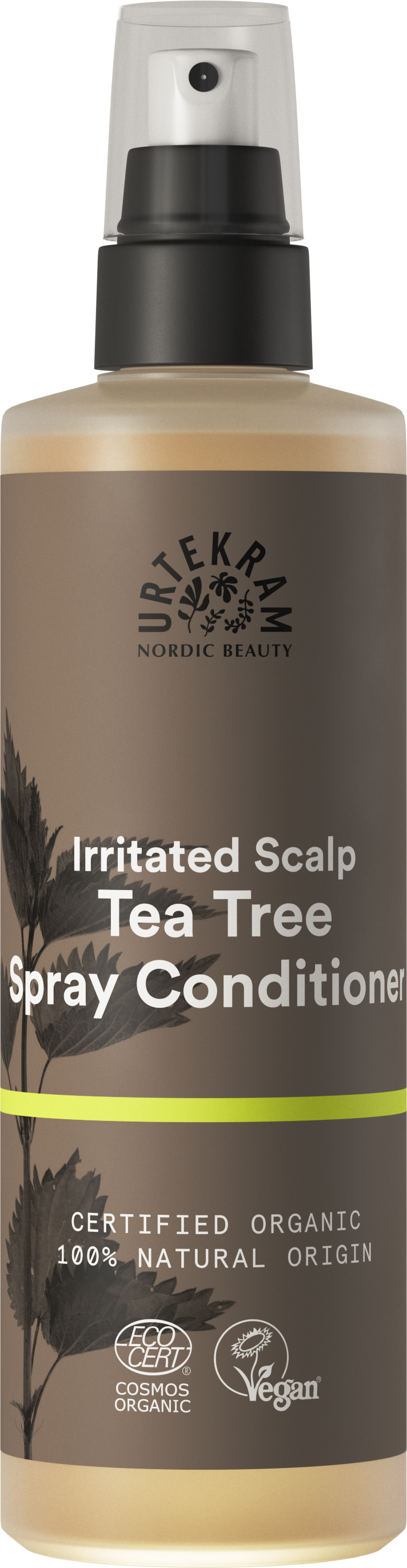 Urtekram Tea Tree Spray Hoitoaine, pullo Nordic Beauty -teepuusuihkehoitoaineelle ärtyneelle päänahalle, sisältää teepuuta ja luomu- sekä vegaanisertifikaatit etiketissä; pullo vihreä valkoisella suihkesuuttimella, sylinterin muotoinen ja mattapintainen; etiketissä tuotenimi lihavoidulla groteskityypillä, pienempiä sertifikaattikuvakkeita ja tekstiä; tausta valkoinen tasaisesti valaistuna, ei ihmisiä eikä käsiä näkyvissä.