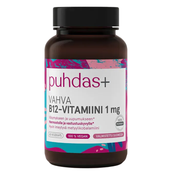 Puhdas+ Vahva B12-vitamiini 1 mg; lieriön muotoinen, valkoinen ja mattapintainen muovipurkki pääosin vaaleanpunaisella-valkoisella etiketillä mustaa ja magentaa groteskitekstiä; merkinnät 100 % vegaaninen, valmistettu Suomessa ja 60 tablettia; tausta neutraali.