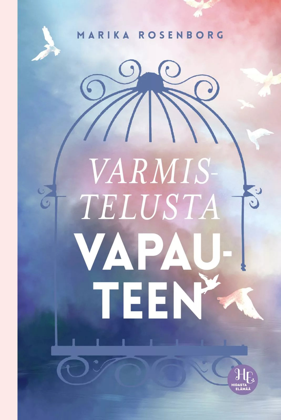 Kirjan kansi pastellisävyisellä taivaalla, lintuja lentämässä avoimen lintuhäkin ympärillä, sekä suomenkielinen otsikko Varmistelusta vapauteen kirjoittajalta Marika Rosenborg; mattapinta; suorakaiteen muoto; otsikko ja kirjoittajan nimi selkeällä groteskikirjasimella; ei muuta näkyvää pakkausta; kirja aseteltuna yksinkertaista taustaa vasten, ei ihmisiä tai käsiä kuvassa.