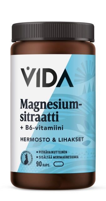Ruskea muovipullo valkoisella kierrekorkilla, pinta mattainen. Etiketti on sininen ja valkoinen, lihavoidulla pääteviivattomalla tekstillä: VIDA Magnesiumsitraatti + B6-vitamiini. Siinä ilmoitetaan 90 kapselia ja luetellaan keskeiset ainesosat. Ihmisiä tai käsiä ei näy. Pelkistetty tausta, tuote keskitettynä kuvassa. Pullo tukee hermostoa ja lihaksia magnesiumin avulla.