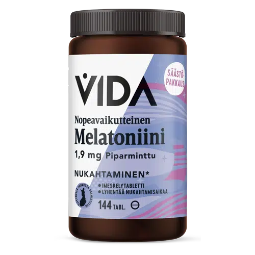 Vida Nopeavaikutteinen Melatoniini 1,9 mg; ruskea pullo Vida-nopeavaikutteisia melatoniinipastilleja (1,9 mg, piparminttumaku); etiketti pääosin valkoinen sinisin ja vihrein groteskitekstein; näkyvissä pyöreä keltainen "Säästöpakkaus"-merkki; tietoa 144 tabletista, lyhentyneestä nukahtamisajasta ja säästöpakkauksesta etiketissä; mattapinta; pystyssä studiokuvassa valkoisella taustalla, ei ihmisiä tai käsiä.
