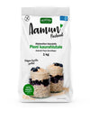 Virtasalmen Viljatuote Gluteeniton Höyrytetty Pieni Kaurahiutale, 1 kg; valkoinen pakkaus Aamun Parhaat Pieni Kaurahiutale -gluteenittomia kaurahiutaleita; kannessa kuva kahdesta purkista täynnä puuroa ja mustikoita; suorakulmainen mattapintainen pussi, sinistä ja kultaista groteskitekstiä suomeksi; vaalea tausta, ei ihmisiä tai käsiä, tavanomainen tuotekuva.