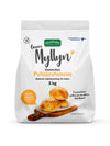3 kg:n Viljatuotes-merkkinen gluteenittoman pullajauhoseoksen pussi, jossa kuvia pullista, kanelitangoista ja tuotetietoja suomeksi; pakkaus korostaa valmistusta Suomessa ja sopivuutta gluteenittomaan leivontaan; pakkaus suorakaiteen muotoinen mattapinnalla, pääosin valkoinen ruskein yksityiskohdin; lihavoitu groteskikirjasin päätekstille; ei ihmisiä tai käsiä näkyvissä; tuote seisoo yksinkertaisella taustalla studiokuvassa.