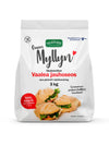 Valkoinen 3 kg:n Viljatuote-merkkisen vaalean gluteenittoman jauhoseoksen pussi, jossa kuvia voileivistä, suomen- ja ruotsinkielistä tekstiä sekä merkintä valmistettu Suomessa; mattapintainen paperipakkaus palikkamaisella groteskikirjasimella; tausta yksinkertainen valkoinen, studiovalaistus, tuote keskitetty; ei ihmisiä tai käsiä näkyvissä.