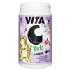 VITA C Kids -purtavien tablettien purkki, jonka valkoisessa ja violetissa etiketissä on piirretty lohikäärme, hedelmiä ja värikkäitä koristeita. Pyöreä muovipurkki on mattavalkoinen ja siinä on valkoinen kierrekorkki. Pääetiketissä on lihavoitua pääteviivatonta tekstiä. Etiketti kertoo tuotteen olevan vegaaninen ja sisältävän 90 tablettia (100 mg kutakin). Tuote on kuvattu kirkkaassa, tasaisessa valossa valkoista taustaa vasten; ihmisiä ei näy.
