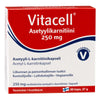 Vitacell Asetyylikarnitiini 250 mg; laatikko Vitacell-asetyyli-L-karnitiinikapseleita, 250 mg, suunniteltu urheilijoille ja vegaaneille painonpudotuksen tueksi; pakkaus sisältää 60 kapselia suomen- ja englanninkielisin tekstein; suorakulmainen mattapahvi pääosin valkoinen oranssein ja mustin osioin; groteskikirjasin tuotenimelle ja tiedoille; ei ihmisiä tai käsiä kuvassa, pelkistetty valkoinen tausta tasaisesti valaistussa studiokuvassa.