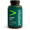 Vitalized Collagen Caps; vihreä muovipullo mattapinnalla, pyöristetty lieriömäinen muoto ja kansi kiinni; etuetiketissä teksti vitalized ja maininta 60 Collagen Caps iholle, hiuksille, kynsille ja nivelille, hydrolysoitua kollageenia, tyypit I, II, V, X; teksti valkoista ja vihreää tummanvihreällä pohjalla lihavoidulla groteskifontilla; ei ihmisiä tai käsiä; tasainen studiotausta.