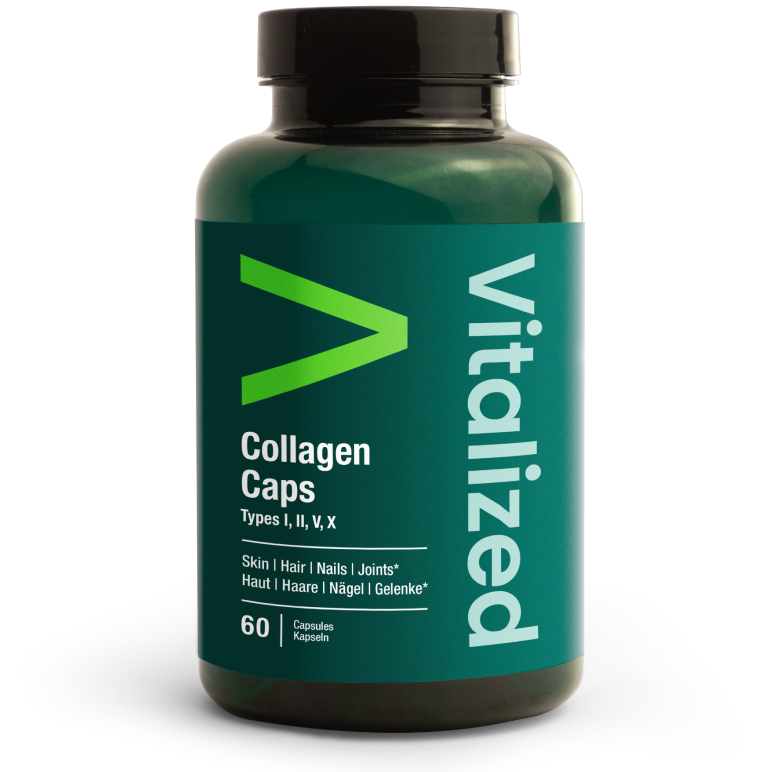 Vitalized Collagen Caps; vihreä muovipullo mattapinnalla, pyöristetty lieriömäinen muoto ja kansi kiinni; etuetiketissä teksti vitalized ja maininta 60 Collagen Caps iholle, hiuksille, kynsille ja nivelille, hydrolysoitua kollageenia, tyypit I, II, V, X; teksti valkoista ja vihreää tummanvihreällä pohjalla lihavoidulla groteskifontilla; ei ihmisiä tai käsiä; tasainen studiotausta.