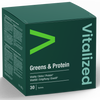 Vitalized Greens & Protein; suorakaiteen muotoinen vihreä laatikko tekstillä Vitalicized Greens & Protein, 30 annospussia; laatikko mattapintainen siistein reunoin, esittää tietoa energiasta, elimistön puhdistuksesta ja proteiinista englanniksi ja saksaksi selkeällä groteskifontilla; ei ihmisiä tai käsiä; tuote kuvattu neutraalilla taustalla suoraan edestä.