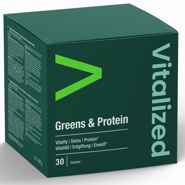Vitalized Greens & Protein; suorakaiteen muotoinen vihreä laatikko tekstillä Vitalicized Greens & Protein, 30 annospussia; laatikko mattapintainen siistein reunoin, esittää tietoa energiasta, elimistön puhdistuksesta ja proteiinista englanniksi ja saksaksi selkeällä groteskifontilla; ei ihmisiä tai käsiä; tuote kuvattu neutraalilla taustalla suoraan edestä.
