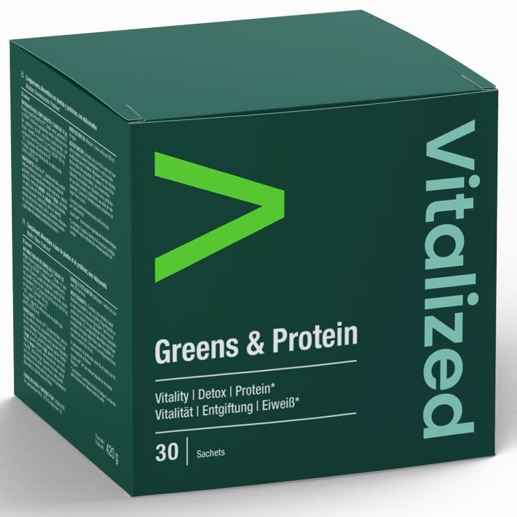 Vitalized Greens & Protein; suorakaiteen muotoinen vihreä laatikko tekstillä Vitalicized Greens & Protein, 30 annospussia; laatikko mattapintainen siistein reunoin, esittää tietoa energiasta, elimistön puhdistuksesta ja proteiinista englanniksi ja saksaksi selkeällä groteskifontilla; ei ihmisiä tai käsiä; tuote kuvattu neutraalilla taustalla suoraan edestä.