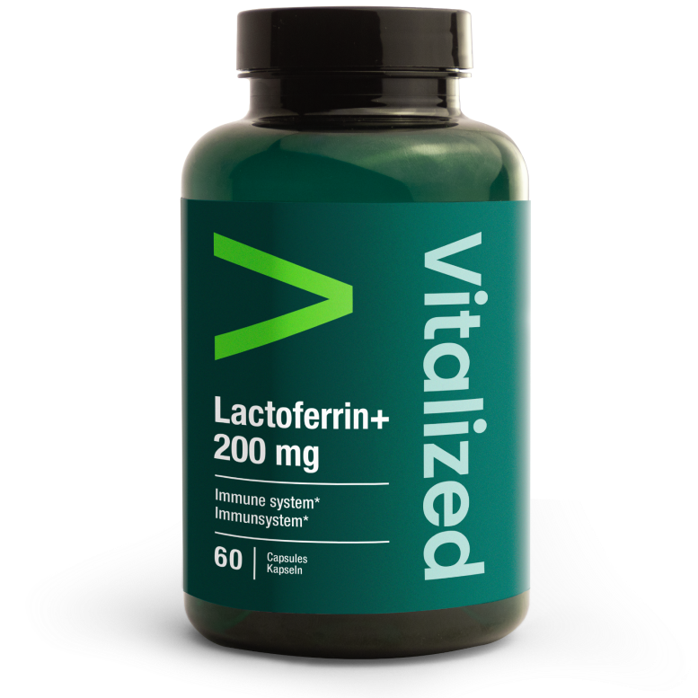 Vitalized Lactoferrin+ 200 mg; tummanvihreä muovipullo mattapinnalla, lieriömäinen muoto, kannessa vastaava väri; etiketissä brändinimi vitalized ja tiedot: 60 kapselia, Lactoferrin+ 200 mg, tehostettu immuunijärjestelmän tueksi; valkoista ja vaaleanvihreää groteskitekstiä yhtenäisellä sinivihreällä taustalla, korostaen premium-immuunikaavaa; ei ihmisiä tai käsiä kuvassa.