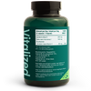 Vitalized Lactoferrin+ 200 mg; vihreä, lieriömäinen muovipullo mattapinnalla, merkitty Vitalized; etiketissä annostustaulukko englanniksi ja saksaksi, kertoen laktoferriinin, camu camu -hedelmäuutteen ja C-vitamiinin määrän kapselia kohti; valmistajatiedot ja säilytysohjeet painettu taulukon alle selkeällä groteskitekstillä; neutraali tausta, ei ihmisiä tai käsiä kuvassa.