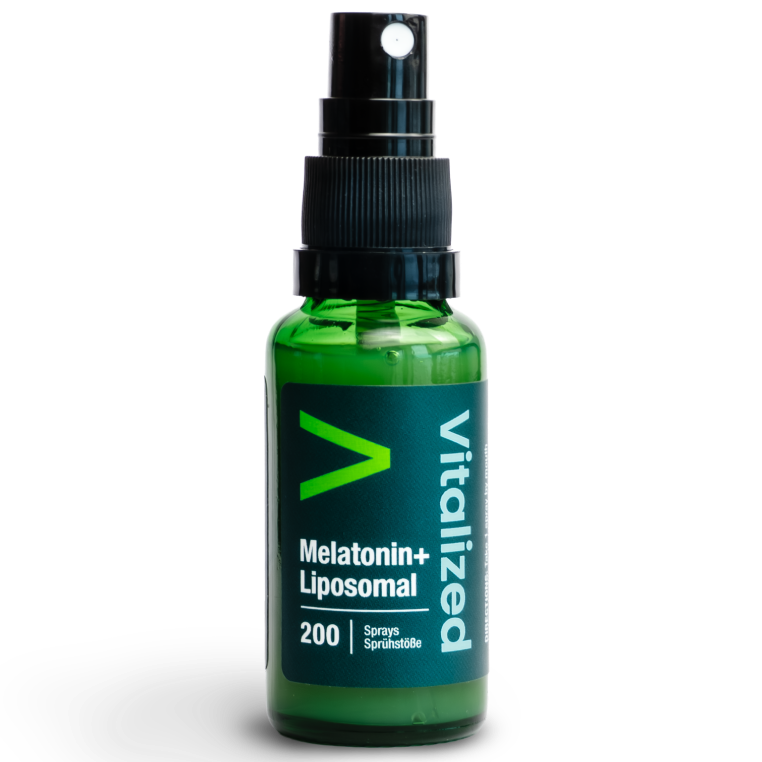 Vitalized Melatonin+ Liposomal; vihreä pullo mustalla suihkekorkilla, kiiltopinta ja sylinterin muoto; etiketissä lukee selkeällä lihavoidulla kirjasimella ”VITALIZED Melatonin+ Liposomal 200 Sprays”; ei ihmisiä tai toimintaa kuvassa; tuote kuvattu pystyssä saumattomalla valkoisella taustalla tasaisessa valaistuksessa.
