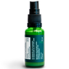 Vitalized Melatonin+ Liposomal; pieni vihreä 25 millilitran nenäsuihkepullo mustalla pumpulla ja etiketillä, joka näyttää annostuksen, ainesosat ja käyttöohjeet saksaksi; pullo puoliläpinäkyvää vihreää muovia mattapinnalla, sylinterin muotoinen tasapohjainen; etiketti kiertää pullon ympäri tavanomaisella groteskitekstillä; ei ihmisiä tai muita esineitä, valkoinen studiotausta.