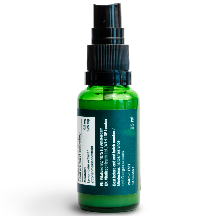 Vitalized Melatonin+ Liposomal; pieni vihreä 25 millilitran nenäsuihkepullo mustalla pumpulla ja etiketillä, joka näyttää annostuksen, ainesosat ja käyttöohjeet saksaksi; pullo puoliläpinäkyvää vihreää muovia mattapinnalla, sylinterin muotoinen tasapohjainen; etiketti kiertää pullon ympäri tavanomaisella groteskitekstillä; ei ihmisiä tai muita esineitä, valkoinen studiotausta.