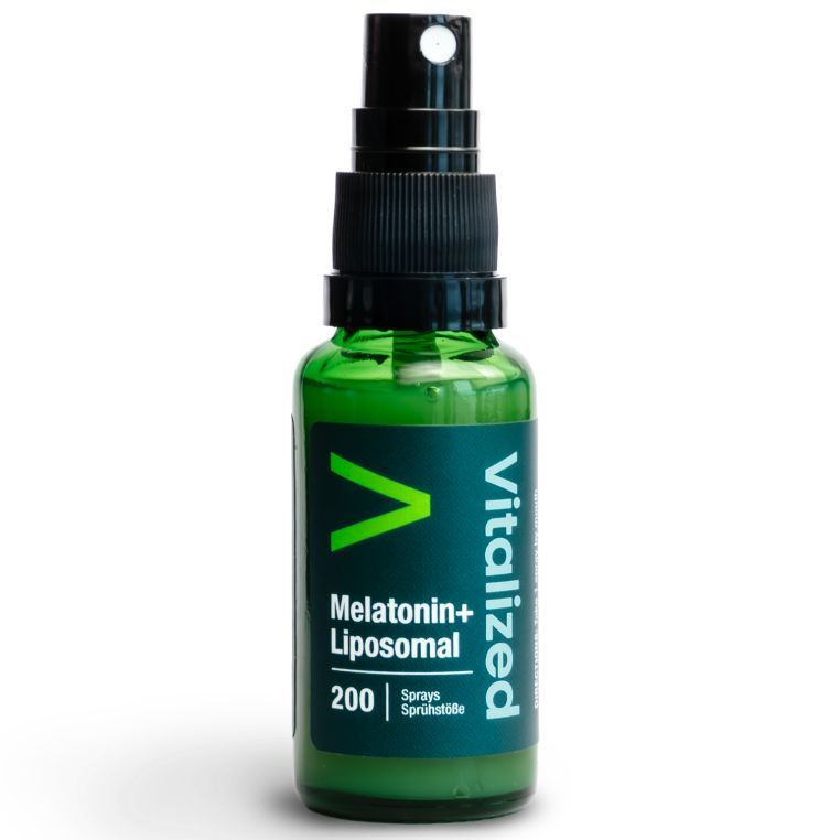 Vitalized Melatonin+ Liposomal; vihreä pullo mustalla suihkekorkilla, kiiltopinta ja sylinterin muoto; etiketissä lukee selkeällä lihavoidulla kirjasimella ”VITALIZED Melatonin+ Liposomal 200 Sprays”; ei ihmisiä tai toimintaa kuvassa; tuote kuvattu pystyssä saumattomalla valkoisella taustalla tasaisessa valaistuksessa.