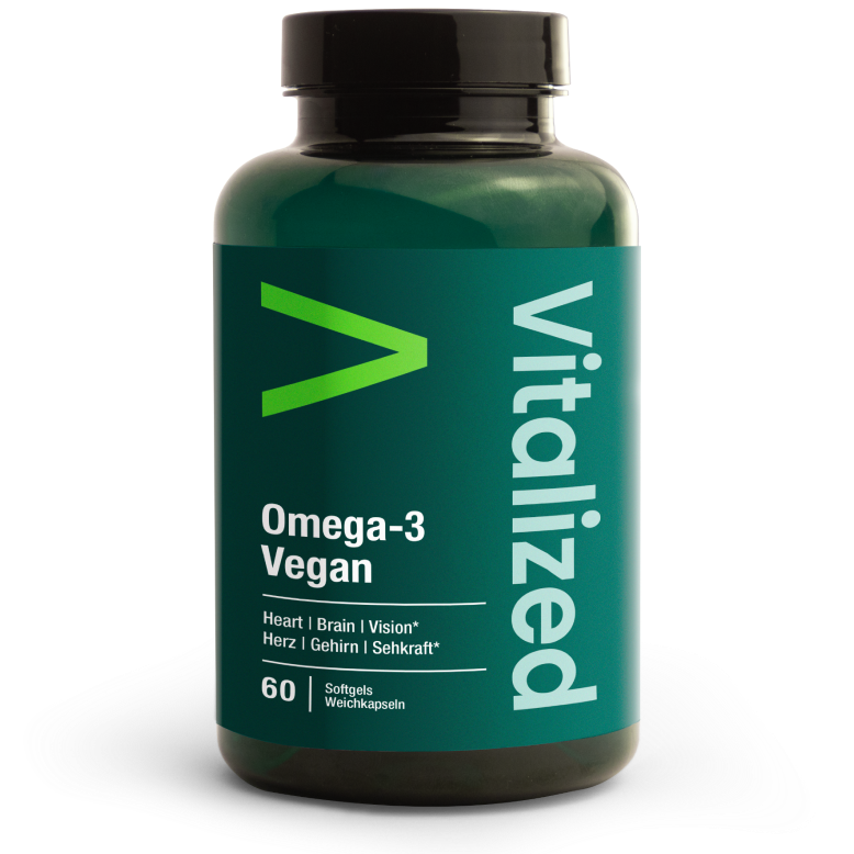Vitalized Omega-3 Vegan; vihreä muovipullo mattapinnalla, lieriömäinen muoto ja kierrekansi; etiketissä lihavoitua valkoista groteskitekstiä sekä vihreä nuoligrafiikka; tausta valkoinen ilman näkyvää ympäristöä tai rekvisiittaa; ei ihmisiä tai käsiä; pullo tekstillä vitalized Omega-3 Vegan korostaa hyötyjä sydämelle, aivoille ja näölle, sisältää 60 pehmeäkapselia.