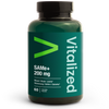 Vitalized SAMe+ 200 mg; vihreä muovipullo mattapinnalla, lieriömäinen muoto, etiketissä teksti VITALIZED SAMe+ 200 mg, 60 kapselia mielialan, aivojen ja nivelten tueksi; etiketti valkoinen englannin- ja saksankielisin tekstein lihavoidulla groteskifontilla; suuri vihreä nuoligrafiikka etuosassa näkyvästi; tuote kuvattu valkoisella taustalla, ei ihmisiä tai käsiä.