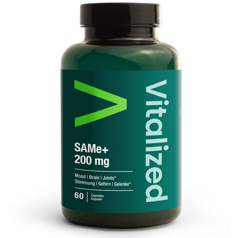 Vitalized SAMe+ 200 mg; vihreä muovipullo mattapinnalla, lieriömäinen muoto, etiketissä teksti VITALIZED SAMe+ 200 mg, 60 kapselia mielialan, aivojen ja nivelten tueksi; etiketti valkoinen englannin- ja saksankielisin tekstein lihavoidulla groteskifontilla; suuri vihreä nuoligrafiikka etuosassa näkyvästi; tuote kuvattu valkoisella taustalla, ei ihmisiä tai käsiä.