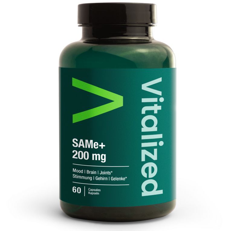 Vitalized SAMe+ 200 mg; vihreä muovipullo mattapinnalla, lieriömäinen muoto, etiketissä teksti VITALIZED SAMe+ 200 mg, 60 kapselia mielialan, aivojen ja nivelten tueksi; etiketti valkoinen englannin- ja saksankielisin tekstein lihavoidulla groteskifontilla; suuri vihreä nuoligrafiikka etuosassa näkyvästi; tuote kuvattu valkoisella taustalla, ei ihmisiä tai käsiä.