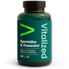 Vitalized Spermidine & Resveratrol; tummanvihreä pullo tekstillä vitalized sisältää Spermidine & Resveratrol -kapseleita, 30 kappaletta, antioksidanttihyötyjä englanniksi ja saksaksi; pullo mattapintainen ja lieriömäinen kierrekannella; etikettitekstissä groteskifontti valkoisena ja kultaisena; tausta valkoinen, ei ihmisiä tai käsiä kuvassa.