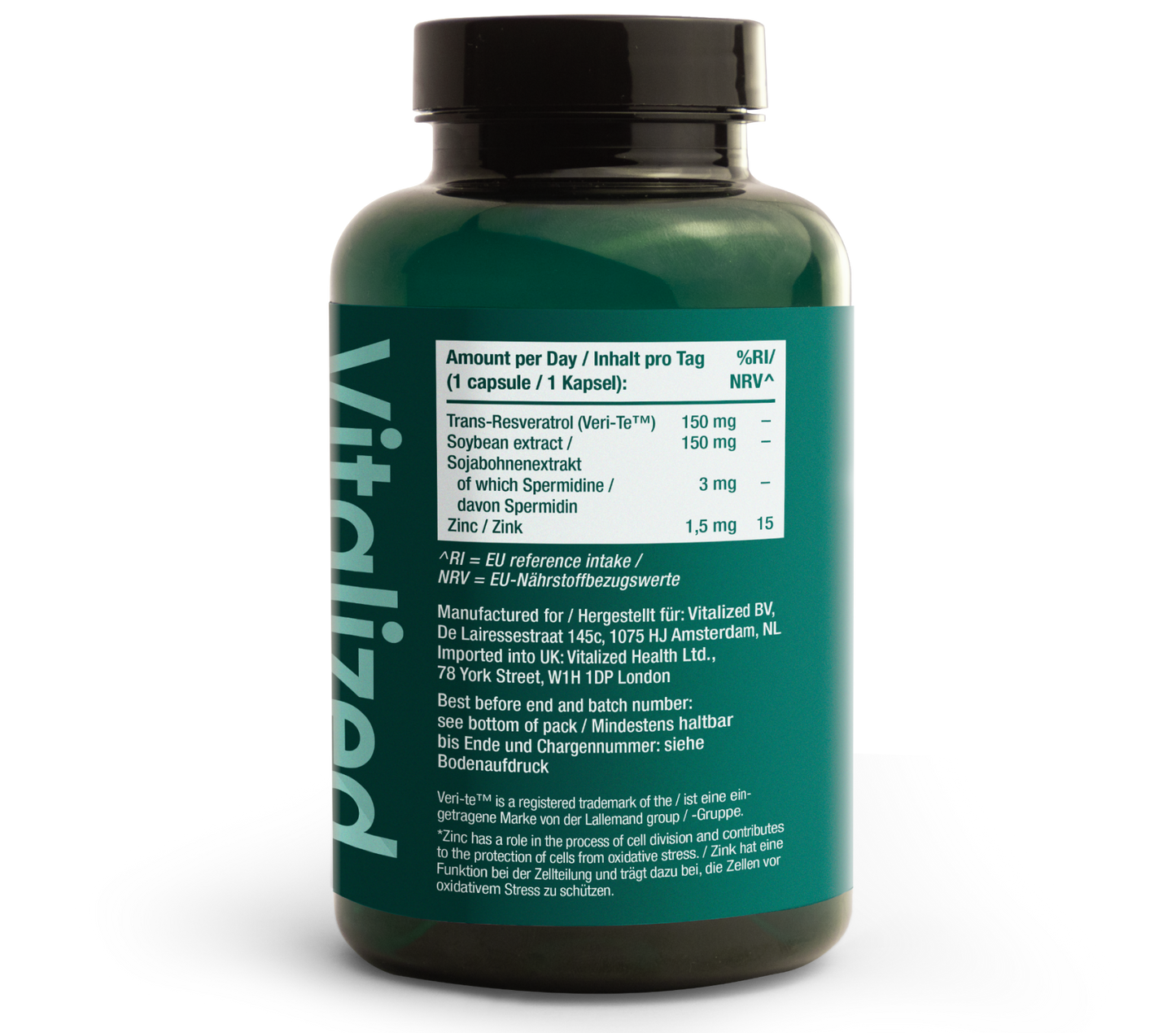Vitalized Spermidine & Resveratrol; vihreä, lieriömäinen muovipullo kiiltäväpinnalla; etiketissä teksti Vitalized lihavoidulla groteskifontilla, ravintosisältötaulukko listaten resveratrolia, soijauutetta, spermidiiniä ja sinkkiä; valmistaja- ja annostustiedot esillä; ei ihmisiä tai käsiä; tausta valkoinen.