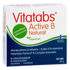 Vitatabs Active B Natural -tablettipakkaus; suorakulmainen, mattapintainen ja valkoinen rasia punaisin, vihrein ja sinisin painetuin osioin; suomenkielinen teksti lihavoidulla tekstausvapaalla kirjasimella; mainitaan kaikki 8 B-vitamiinia; kuvattu neutraalia taustaa vasten, ei ihmisiä tai käsiä näkyvissä.