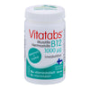 Vitatabs B12 Spearmint 1000 mikrog -pullo; valkoinen, sylinterimäinen ja mattapintainen muovipullo kierrekorkilla; sinisessä etiketissä valkoista tekstausvapaata tekstiä, teksti "1000 µg" ja "spearmint" suomeksi sekä Suomen lipun kuvake; kuvattu yksiväristä taustaa vasten, ei ihmisiä tai käsiä näkyvissä.