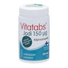 Vitatabs Jodi 150 mikrog; valkoinen pullo sinisellä korkilla ja suomenkielisin tekstein; läpinäkymätöntä muovia mattapinnalla, sylinterinmuotoinen, sininen kierrekorkki; etiketissä groteskikirjasinta mustalla ja sinisellä valkoisella pohjalla; etiketissä Suomen lippu -kuvake; ei ihmisiä tai käsiä kuvassa, valkoinen tausta, studiotuotekuva.