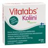 Vitatabs Koliini -tablettipakkaus; vihreää, punaista ja sinistä tekstiä; merkinnät vegaanisuudesta ja valmistuksesta Suomessa; teksti kertoo maksan toiminnan ja rasva-aineenvaihdunnan tukemisesta 550 mg:n päivittäisellä koliiniannoksella, pakkaus sisältää 60 tablettia; suorakulmainen, mattapintainen valkoinen pahvipakkaus, tuotenimi ja -tiedot tekstausvapaalla kirjasimella; kuvattu yksiväristä taustaa vasten, ei ihmisiä tai käsiä näkyvissä.