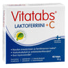 Vitatabs Laktoferriini 177 mg + C; laatikko Vitatabs Laktoferriini + C -ravintolisää; laatikko suorakulmainen mattapahvia, pääosin valkoinen sinisin osioin ja punaisella groteskitekstillä; etupuolella tuotenimi ja mainintoja raudan imeytymisen tuesta, antioksidanttisuojasta ja immuunijärjestelmän hyödyistä; ei ihmisiä tai käsiä kuvassa, neutraali studiotausta.