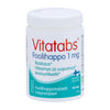 Vitatabs Foolihappo 1 mg: valkoinen pullo Vitatabs Foolihappo 1 mg -tabletteja, tekstiä suomeksi ja ruotsiksi, sininen ja punainen mattaetiketti, sisältää 150 tablettia; etiketissä lohkomainen groteskikirjasin, mainittu tablettimäärä, lyhyt hyötyteksti ja Suomen lipun symboli; ei ihmisiä tai käsiä näkyvissä; yksinkertainen studiotausta, tuote kokonaan näkyvissä pystyasennossa.