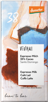 Vivani Demeter Espresso Maitosuklaa; Vivani-suklaapatukka abstraktilla pastellisävyisellä kuvituksella kääreessä; pakkaus suorakaiteen muotoinen ja kiiltäväpintainen, pehmein pastellivärein abstraktissa kuviossa; typografia painettu groteskifontilla, etikettitekstissä ”Espresso Milch 38% Cacao, Santo Domingo” sekä ranskan- ja italiankieliset käännökset; sertifiointeja näkyvissä kuvakkeina; tausta tasainen, ei ihmisiä tai käsiä näkyvissä.