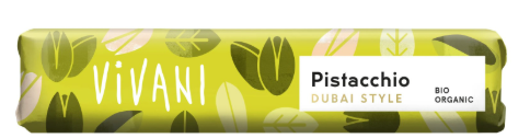 Vivani Luomu Dubai Style Pistaasi Suklaapatukka; Vivani Pistachio Dubai Style -luomusuklaapatukka vihreässä pakkauksessa lehtikuvioin ja valkoisella luomumerkinnällä; pakkaus suorakaiteen muotoinen mattapaperia, selkeää mustaa groteskitekstiä brändinimelle; luettavassa etiketissä brändi, tuotevariantti ja luomusertifiointi; ei ihmisiä tai toimintaa näkyvissä; kuva vaalealla taustalla tasaisessa valaistuksessa.