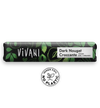 Vivani Dark Nougat Croccante -suklaapatukka vihrein lehtikuvioin mattapintaisessa paperikääreessä. Suorakulmaisessa pakkauksessa on näkyvä vaakasuora sinetti alaosassa. Pyöreässä valkoisessa etiketissä sen alla lukee INNER FOIL NO PLASTIC sekä pieni kasvisymboli. Ihmisiä, käsiä tai toimintaa ei näy. Tausta on pelkistetty ja vaalea. Tuote on kuvattu ylhäältä selkeässä valaistuksessa.