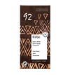 Vivani Luomu Tummasuklaa 92 %, suklaakääre ruskein geometrisin kuvioin, merkintänä 92% Cacao Panama ja Fine Dark Noir Fondente sekä luomu-, vegaani- ja premium-merkinnät; pakkaus suorakaiteen muotoinen ja mattapintainen; teksti sekoituksena antiikva- ja groteskifonttia valkoisin ja kultaisin sävyin; ei ihmisiä eikä käsiä näkyvissä, tausta neutraali ja tuote täyttää suuren osan kuvasta.