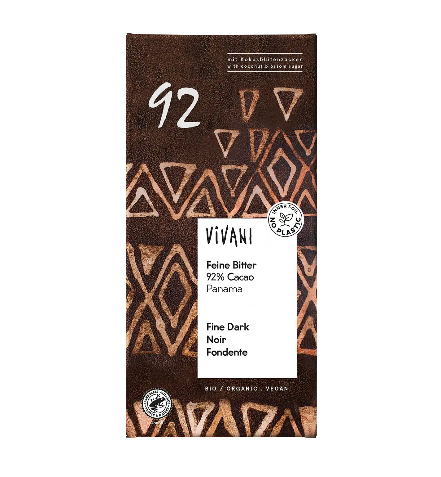 Vivani Luomu Tummasuklaa 92 %, suklaakääre ruskein geometrisin kuvioin, merkintänä 92% Cacao Panama ja Fine Dark Noir Fondente sekä luomu-, vegaani- ja premium-merkinnät; pakkaus suorakaiteen muotoinen ja mattapintainen; teksti sekoituksena antiikva- ja groteskifonttia valkoisin ja kultaisin sävyin; ei ihmisiä eikä käsiä näkyvissä, tausta neutraali ja tuote täyttää suuren osan kuvasta.