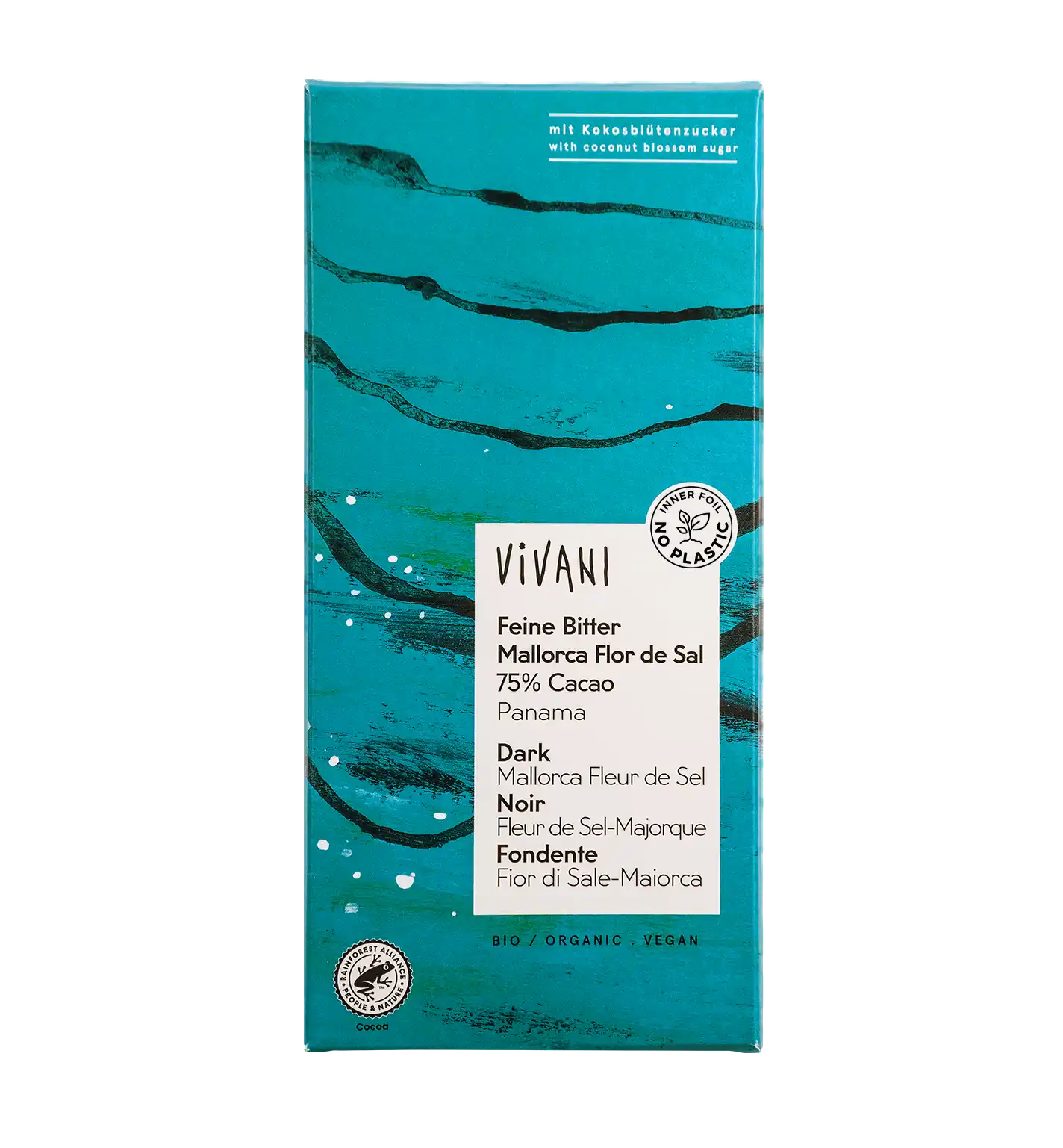 Vivani Luomu Tummasuklaa Mallorca 75 % Merisuola; turkoosi suklaakääre mustin ja valkoisin abstraktein kuvioin, suorakaiteen muotoinen ja mattapintainen; etiketin teksti "Feine Bitter Mallorca Flor de Sal 75% Cacao" sekä merkinnät luomusta, vegaanisuudesta ja kookoskukkasokerista selkeällä modernilla fontilla; tausta yksinkertainen, ei ihmisiä eikä muita esineitä kuvassa.