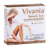 Vivania Beauty Sun -aurinkotablettipakkaus, etusivulla nainen valkoisessa uimapuvussa; suorakaiteen muotoinen pakkaus pääosin valkoinen koralli- ja oranssein yksityiskohdin, kiiltäväpinnalla, tekstiä suomeksi ja ruotsiksi; pakkauksessa lukee sisältävän 60 tablettia kesäajan ihonhoitoon; suuri groteskituotenimi; kuva otettu vaalealla taustalla.