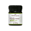 Wedderspoon Luomu Manuka-hunaja 400+ MGO; purkki Wedderspoon Organic Raw Manuka Honey 400+ MGO, 250 g, mustalla muovisella kierrekannella ja valkoisella mattaetiketillä; etiketissä mustaa tekstiä, kuusikulmainen hunajakennokuvio sekä luettavat tiedot Uuden-Seelannin alkuperästä ja luomusertifioinnista; purkki lieriömäinen, kuvattu vaaleaa taustaa vasten.