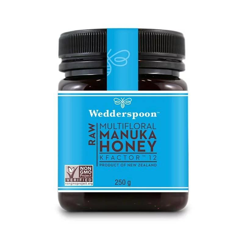 Wedderspoon Manuka-hunaja KFactor 12 -purkki, 250 g; muovinen purkki mustalla kierrekannella, kiiltävä pinta, sininen etiketti groteskitekstillä, merkinnät "Non-GMO Project Verified" ja "Product of New Zealand"