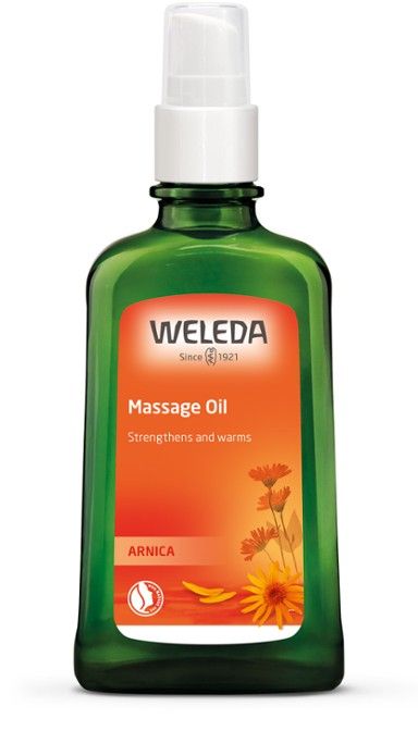 Weleda Arnica Massage Oil -pullo, vihreä lasi, oranssi suorakaiteen muotoinen etiketti keltaisin kukkakuvin, teksti "Strengthens and warms"; suorat sivut, valkoinen suihkekorkki, kiiltäväpintainen