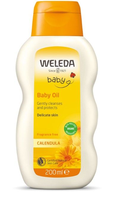 Weleda Baby Oil (kehäkukka) -pullo, 200 ml, kirkas kiiltäväpintainen muovipullo, kirkkaanoranssi korkki; keltainen-valkoinen etiketti kukkakuvituksin, teksti hajusteettomuudesta ja soveltuvuudesta herkälle iholle