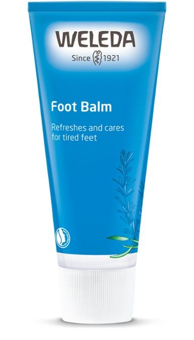 Weleda Foot Balm -tuubi, sininen, valkoinen korkki, mattapinta, sylinterinmuotoinen; valkoinen kasvikuvitus, lihavoitu groteskiteksti "Refreshes and cares for tired feet"