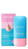 Weleda Hyaluronic Moisture Serum Drops: pieni, sylinterimäinen valkoinen pullo puolikiiltävällä pinnalla ja pumppuannostelijalla, aseteltuna pinkki-sinisen pakkauksensa viereen; pakkauksessa kosteuttavaa pisaragrafiikkaa ja groteskitekstiä; tausta on valkoinen ja yksinkertainen, ei ihmisiä tai käsiä kuvassa.