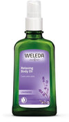 Weleda Lavender Relaxing Body Oil -pullo, vihreä lasi, valkoinen pumppukorkki; violetti kiiltäväpintainen etiketti laventelikukkakuvituksella, teksti "Cares and calms"