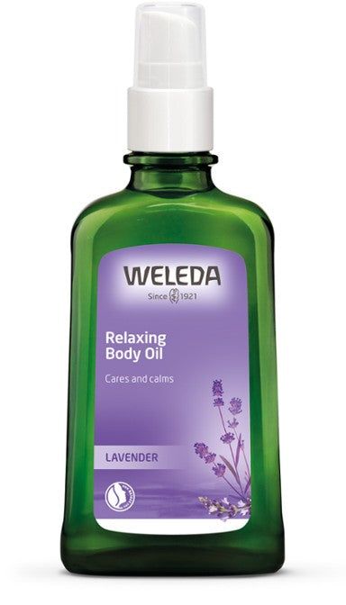 Weleda Lavender Relaxing Body Oil -pullo, vihreä lasi, valkoinen pumppukorkki; violetti kiiltäväpintainen etiketti laventelikukkakuvituksella, teksti "Cares and calms"