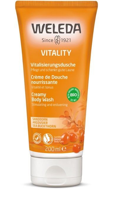 Weleda Sea Buckthorn Creamy Suihkuvoide; oranssi muovituubi tekstillä "Weleda Vitality Creamy Body Wash", 200 ml, puolikiiltävä pinta ja valkoiset korostukset; tuubi pystyssä pyöristetyllä korkilla; etiketti englanniksi, saksaksi ja ranskaksi; groteskifontti hallitsee etikettiä; ei ihmisiä tai esineitä, yksinkertainen ja tasaisesti valaistu tausta; sisältää virkistävää tyrniuutetta.