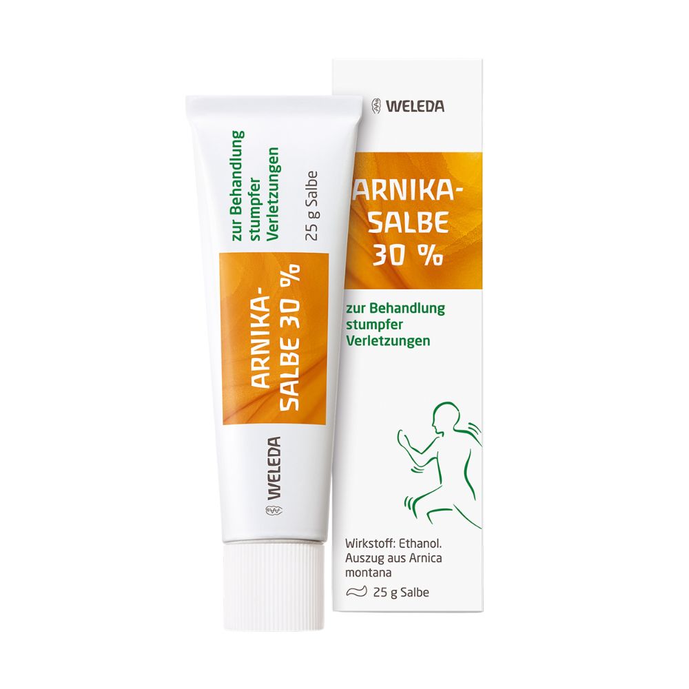 Weleda Arnica-Salbe 30% Voide; tuubi ja laatikko Weleda Arnica-Salbe 30% -kasvipohjaista voidetta tylpän vamman hoitoon; pakkaus on valkoinen oranssein yksityiskohdin ja vihreällä groteskitekstillä; sekä tuubi että laatikko ovat suorakulmaisia ja mattapintaisia, kuvassa yksinkertainen juoksevan hahmon ääriviiva; etikettitekstissä tuotenimi ja pitoisuus; ei ihmisiä tai käsiä näkyvissä, yksivärinen tausta, lähikuva.
